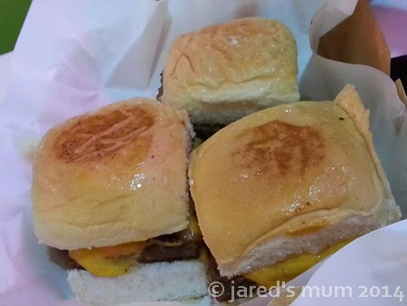 food reviews, foodie adventures, foodie finds, burgers